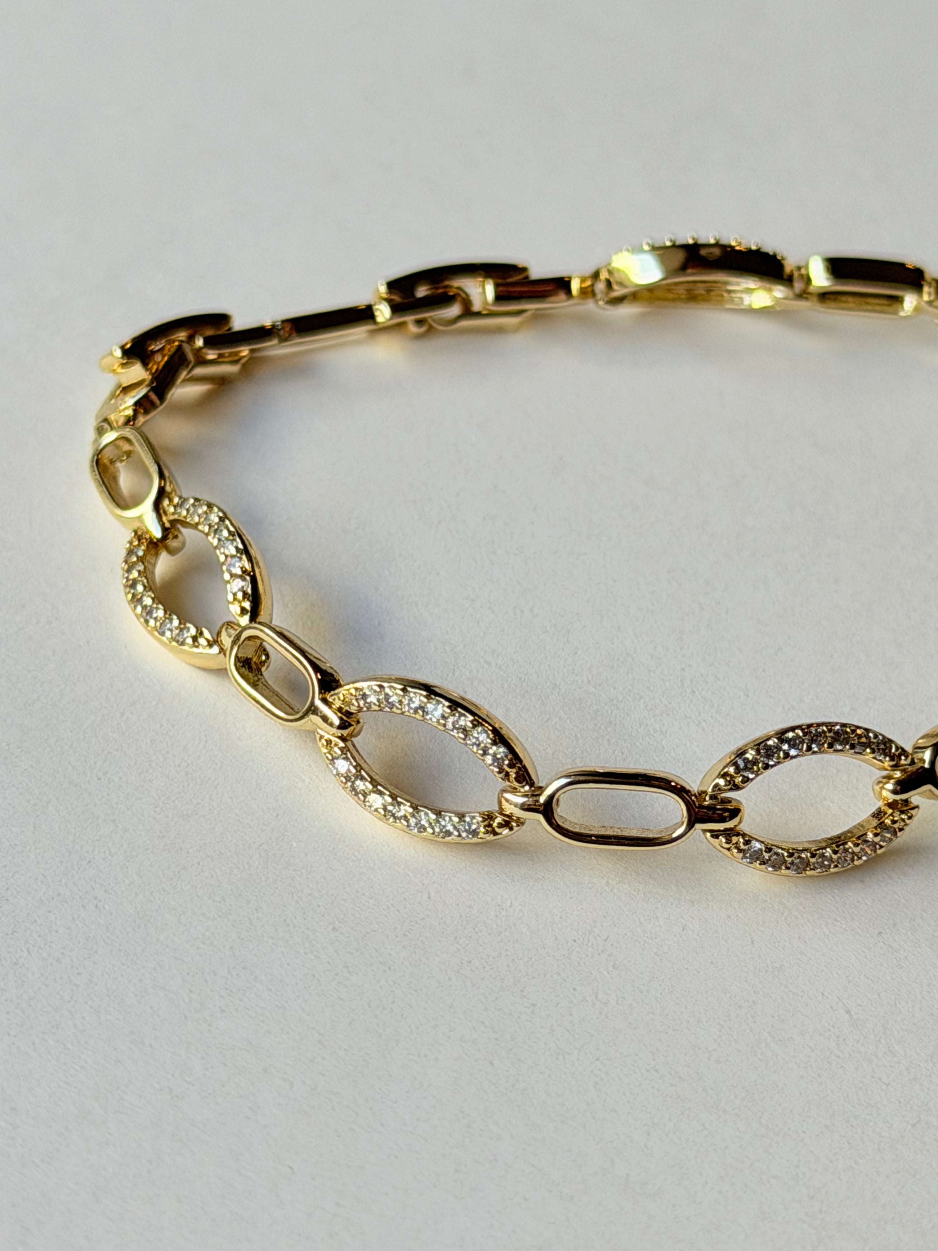 Pulsera eslabones paperclip y oval pavé en chapa de oro