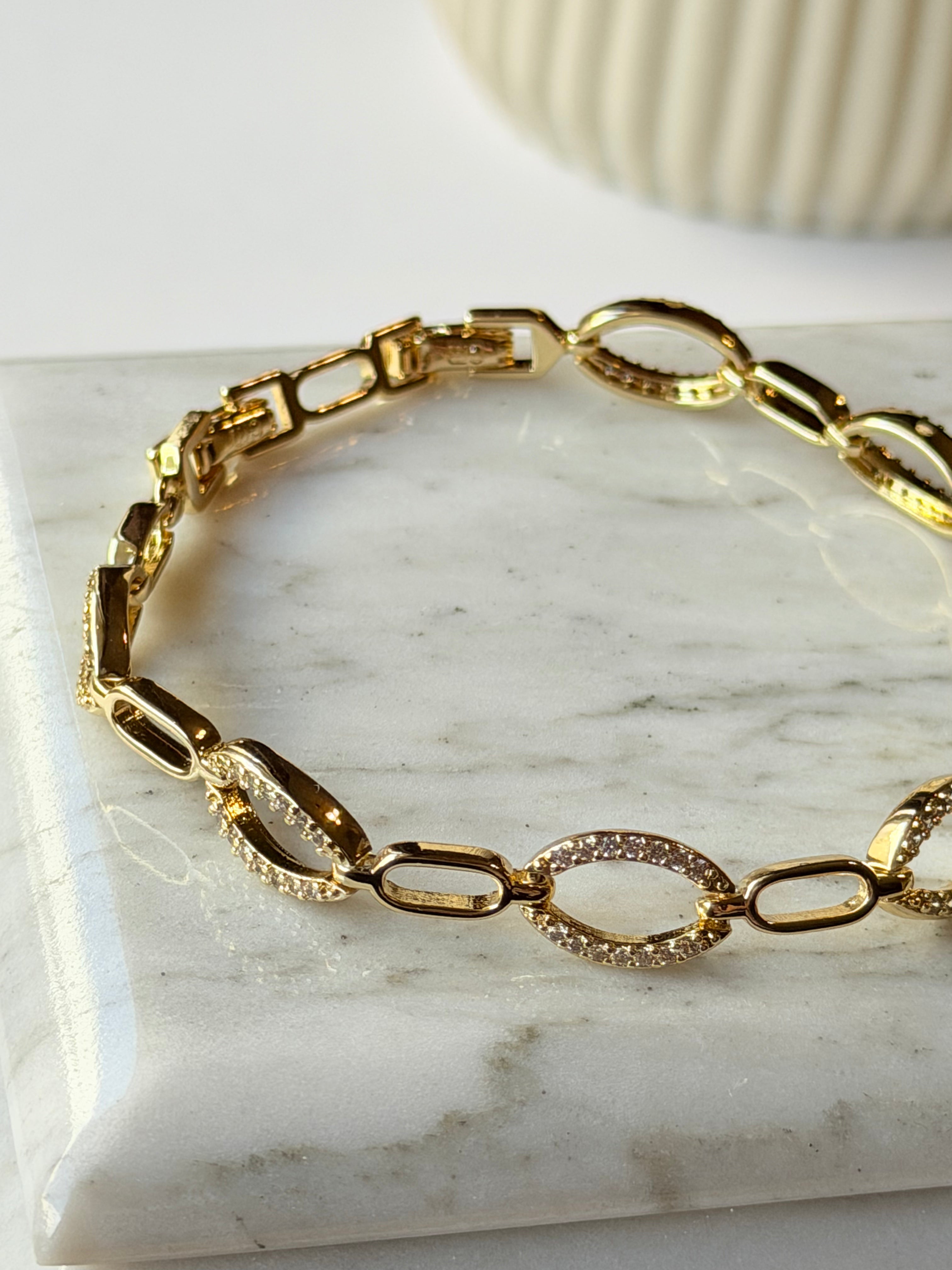 Pulsera eslabones paperclip y oval pavé en chapa de oro