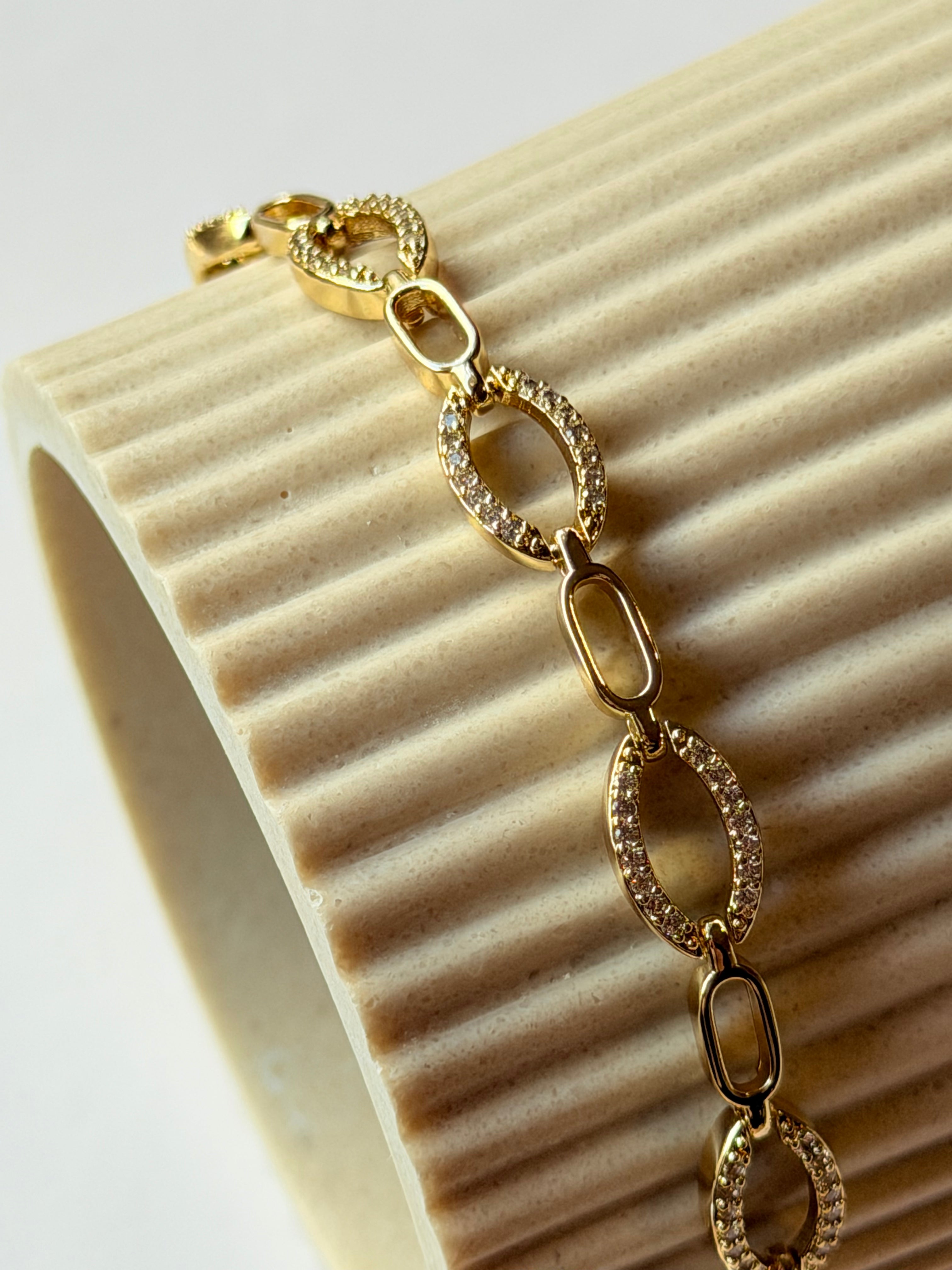 Pulsera eslabones paperclip y oval pavé en chapa de oro