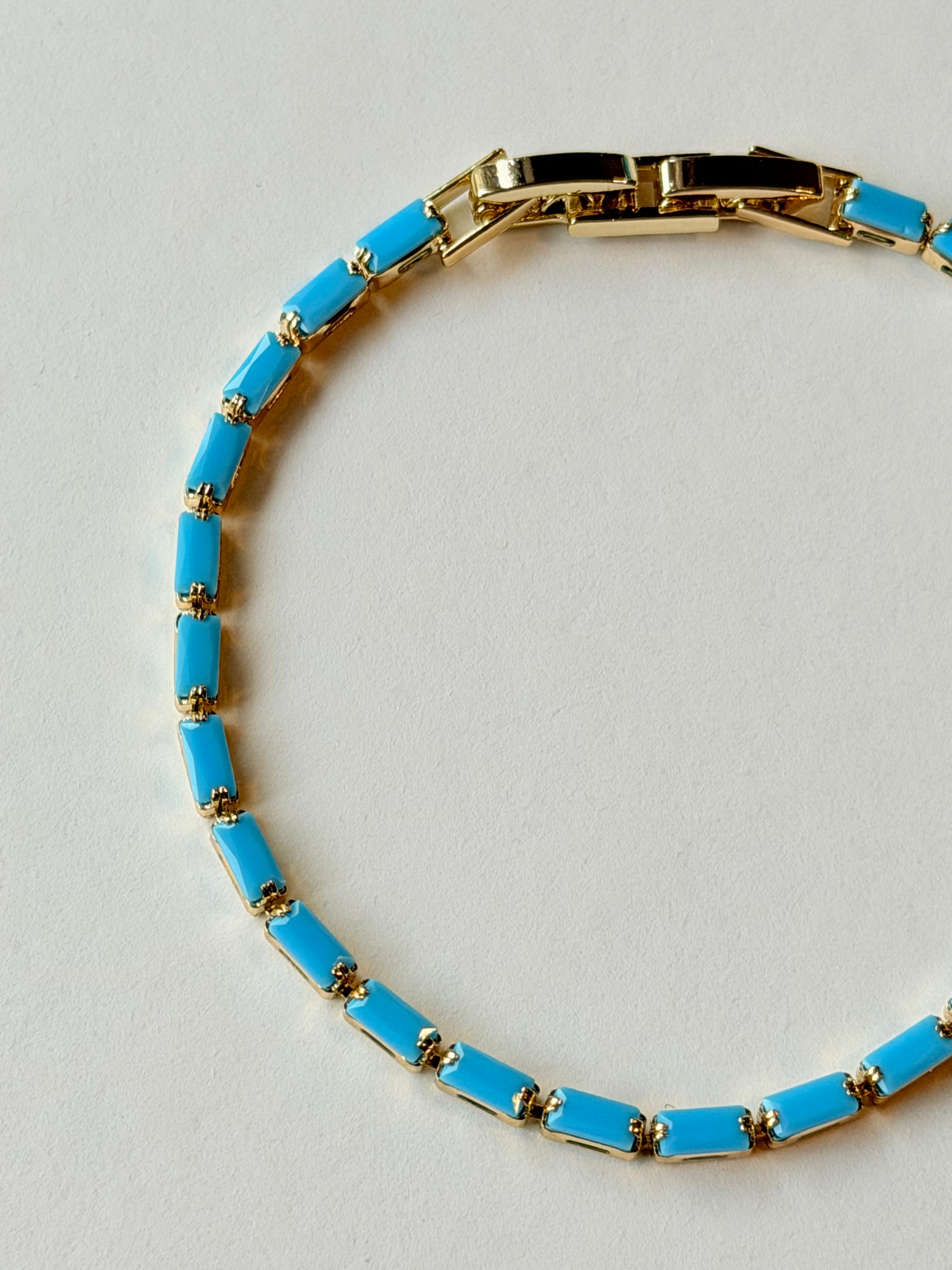 Pulsera de chapa de oro con baguettes turquesas