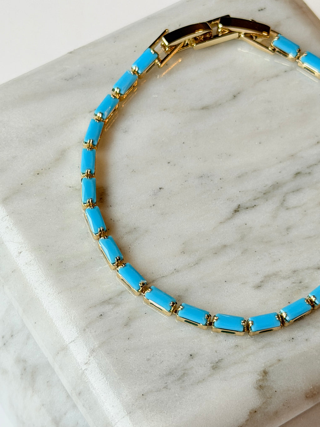 Pulsera de chapa de oro con baguettes turquesas