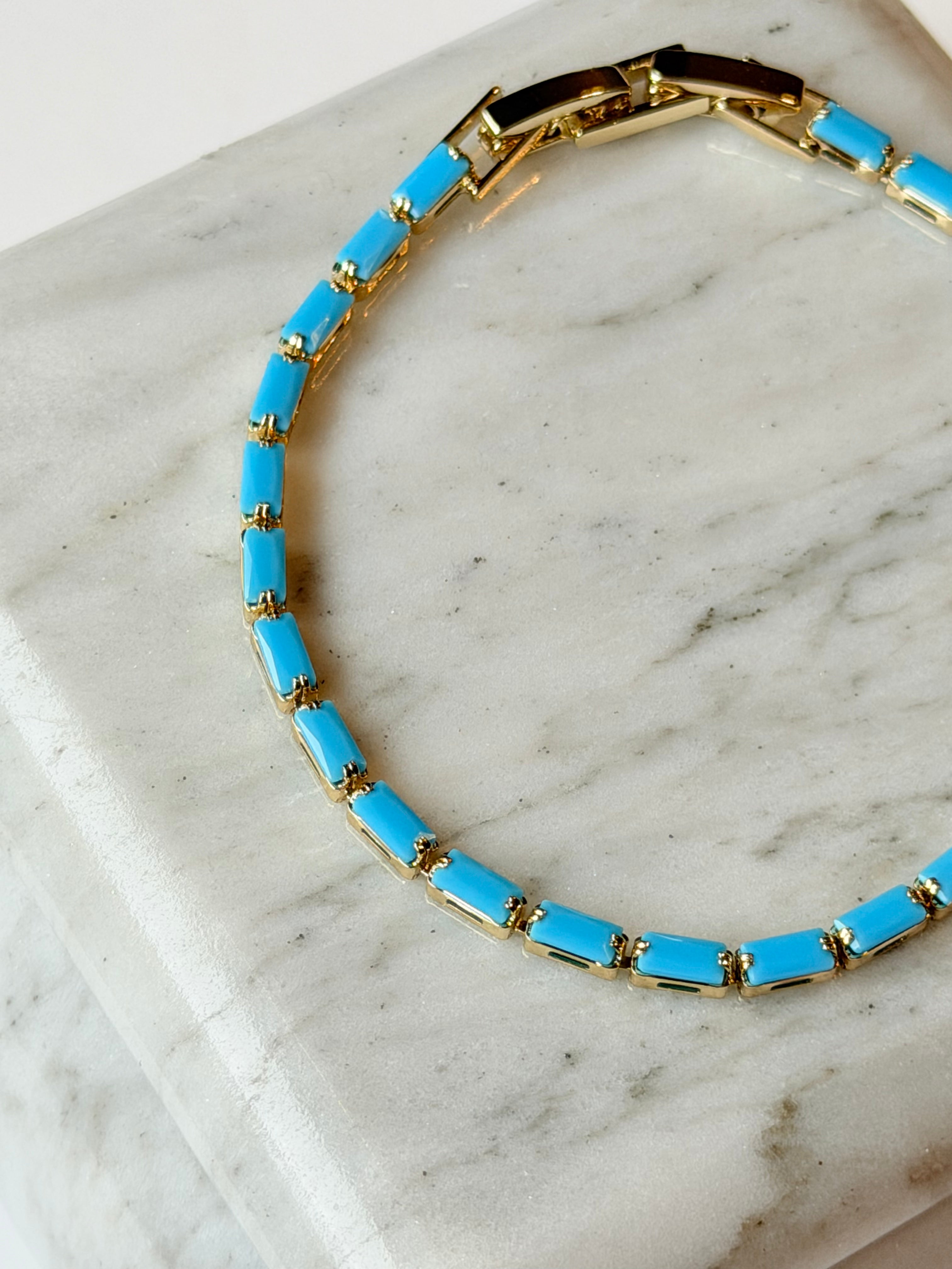 Pulsera de chapa de oro con baguettes turquesas