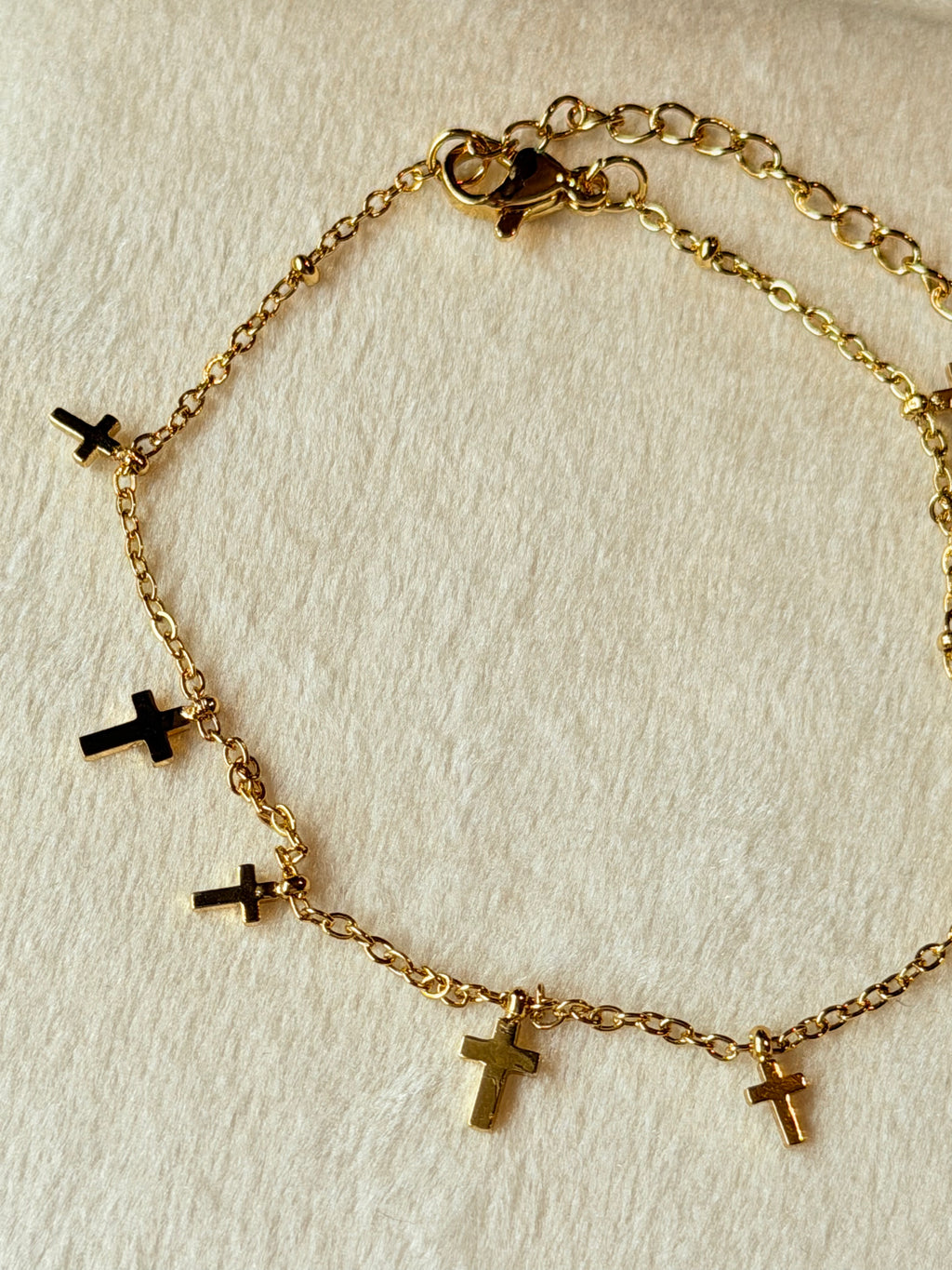 Pulsera de acero dorada con mini cruces