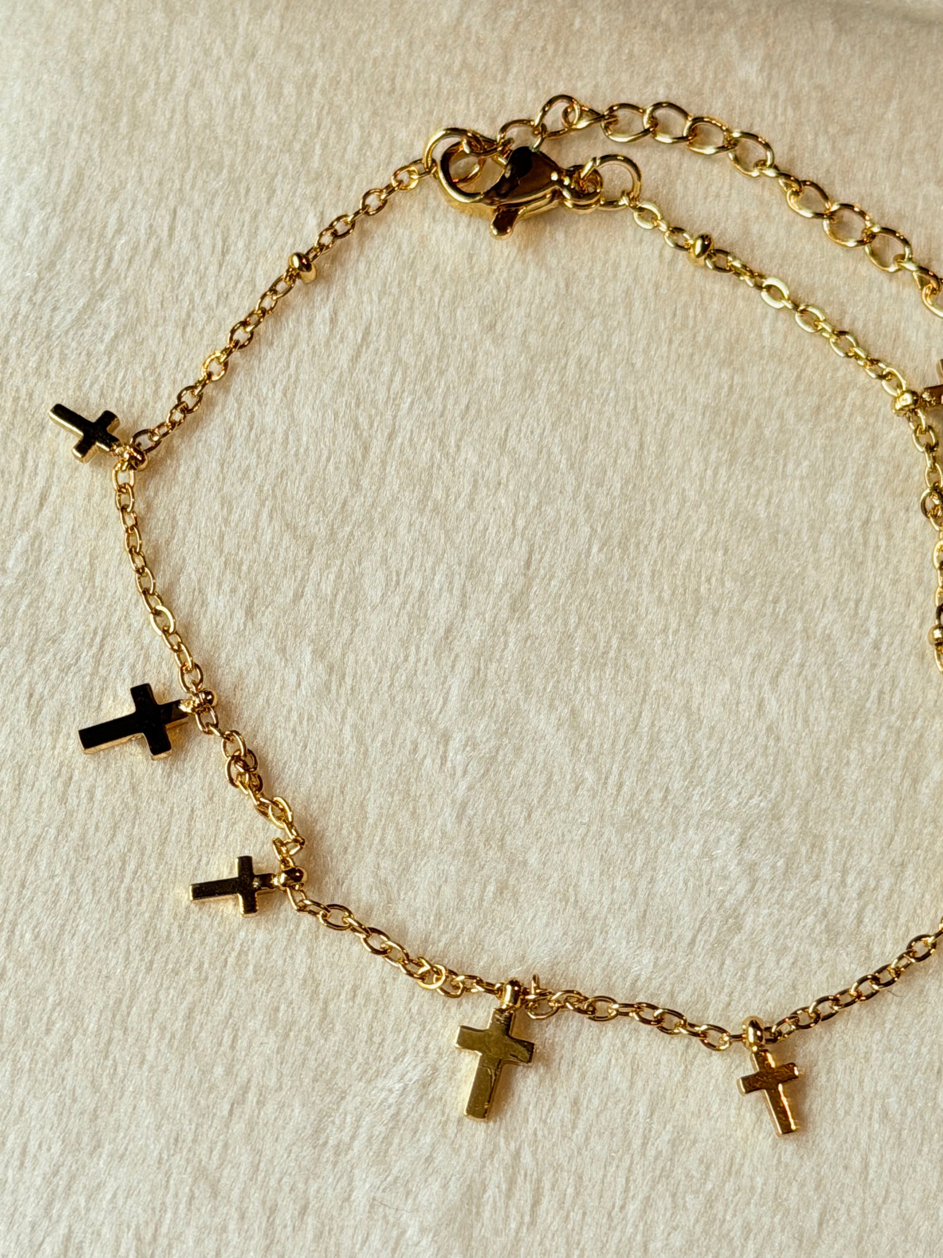 Pulsera de acero dorada con mini cruces