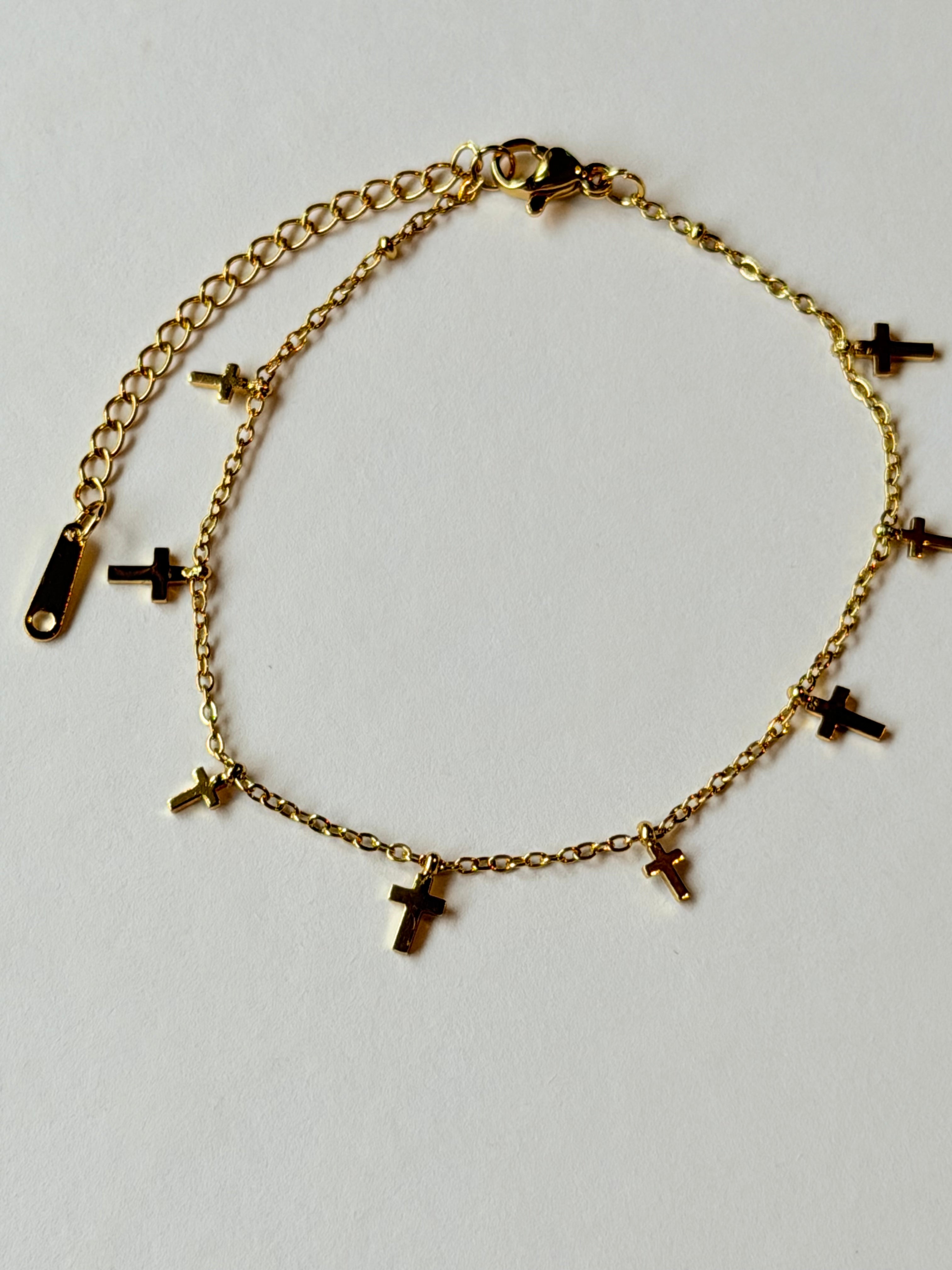Pulsera de acero dorada con mini cruces