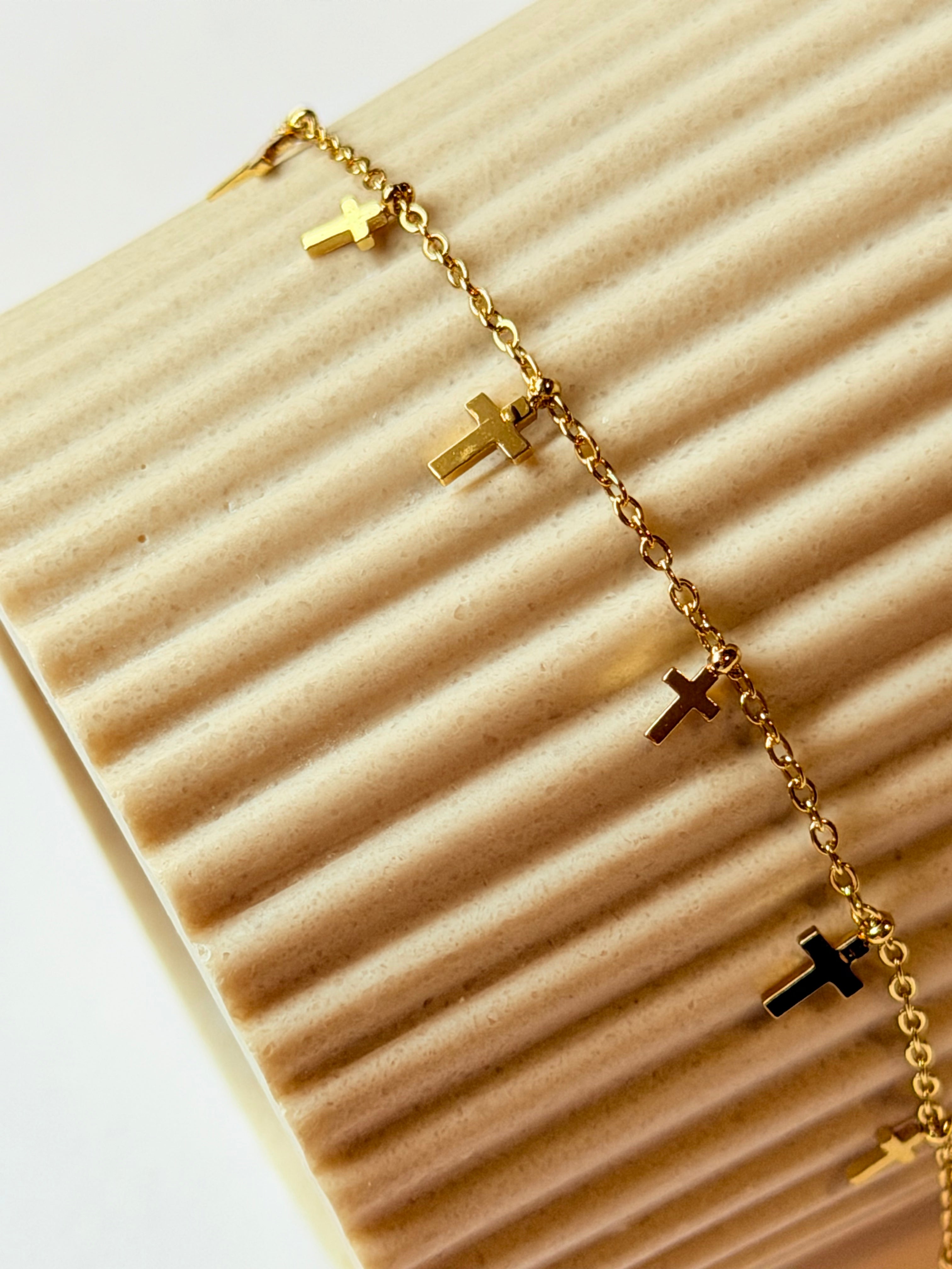Pulsera de acero dorada con mini cruces