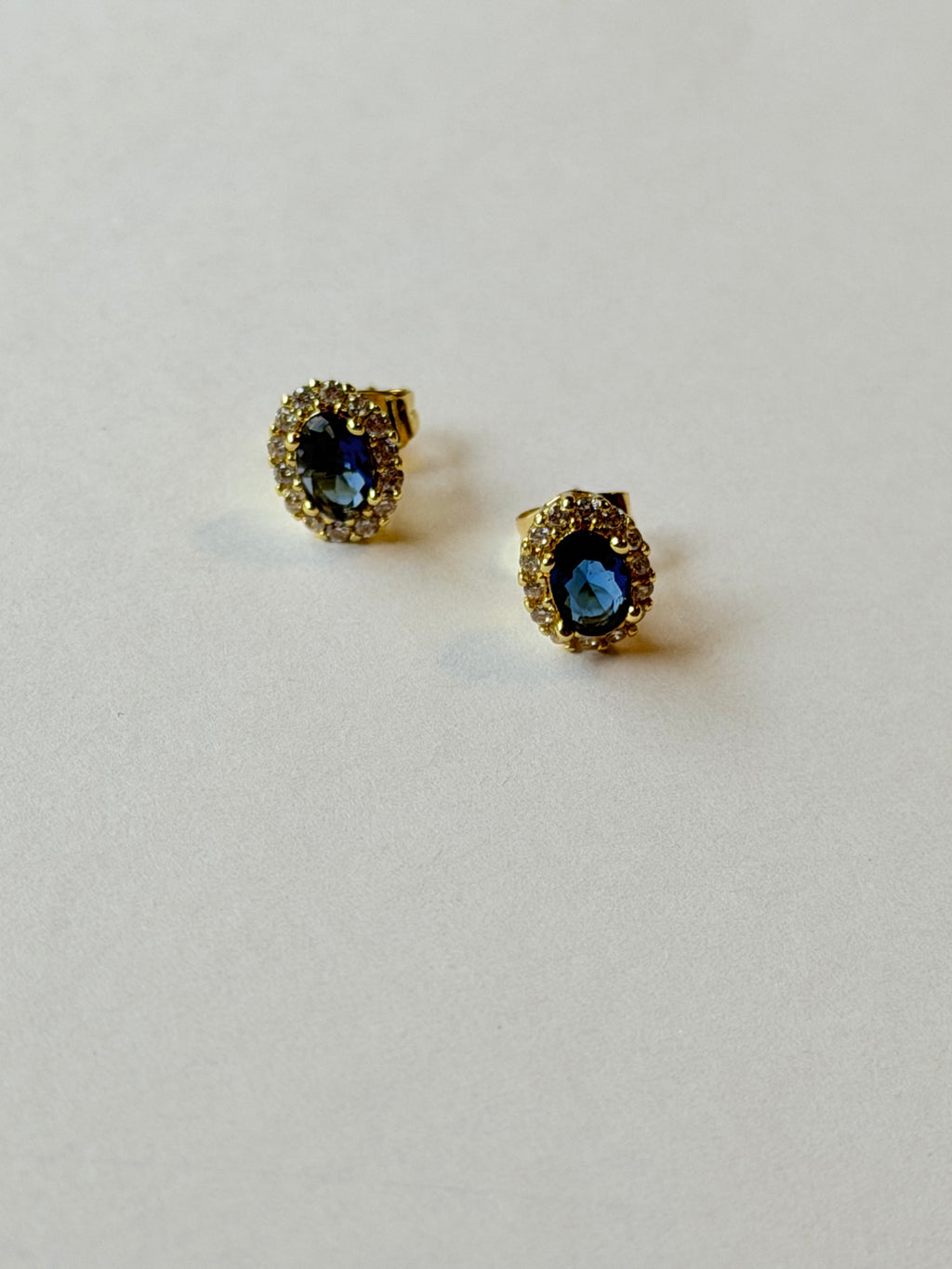 Mini broquel con piedra de cristal y zirconias