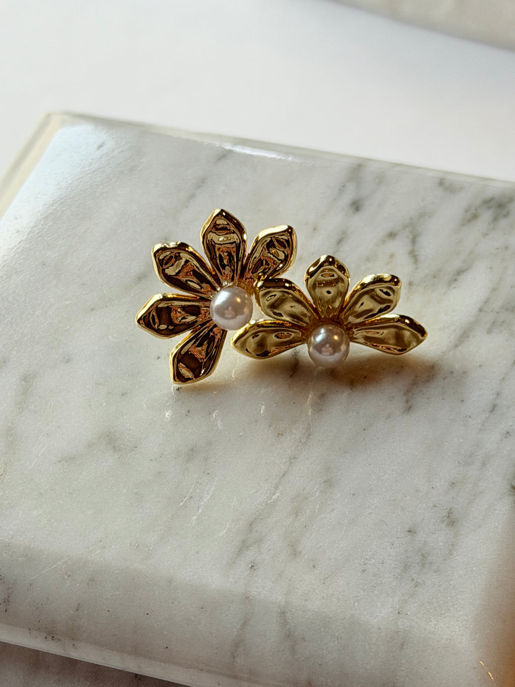 Broquel media flor con perla
