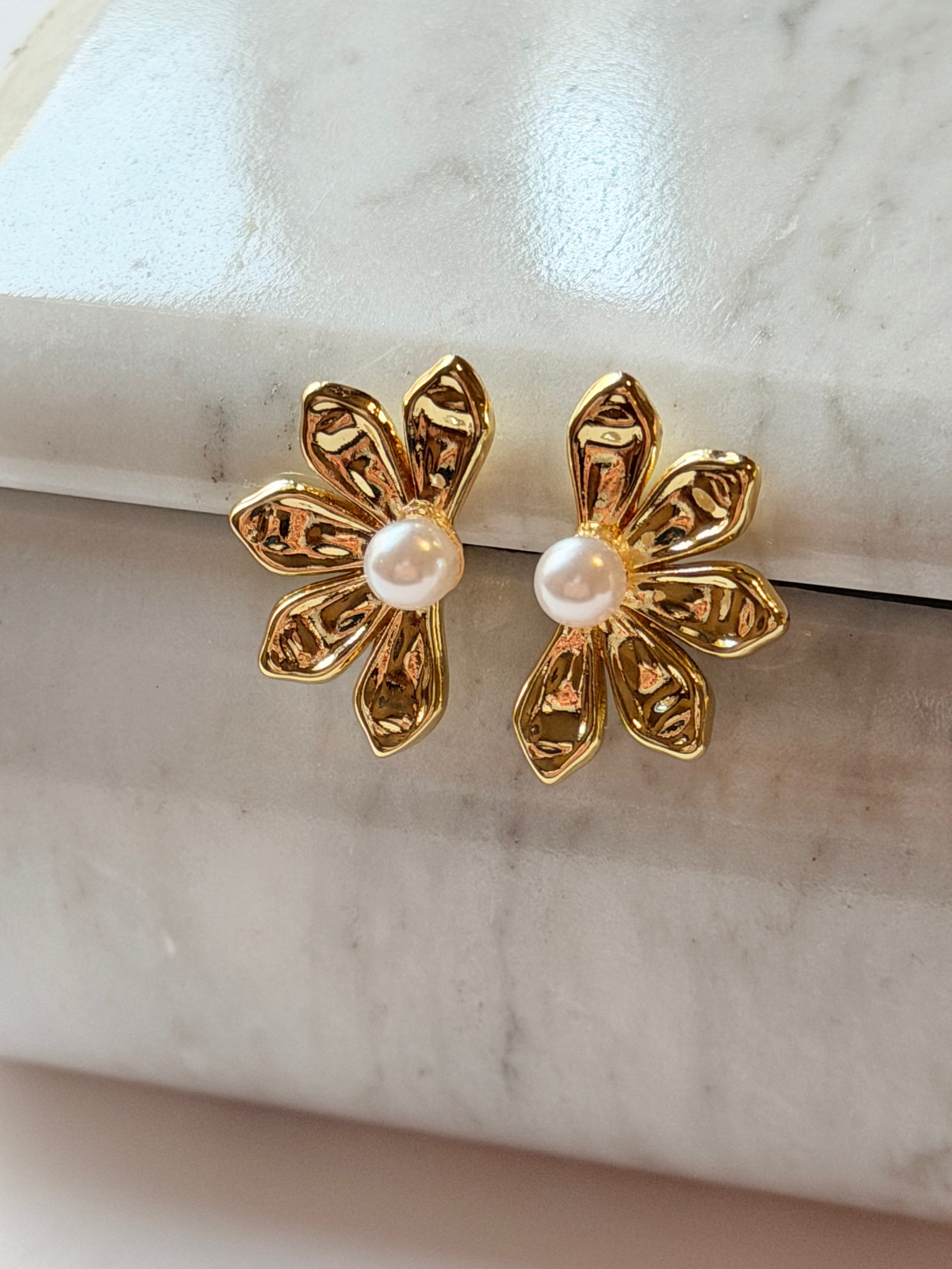 Broquel media flor con perla