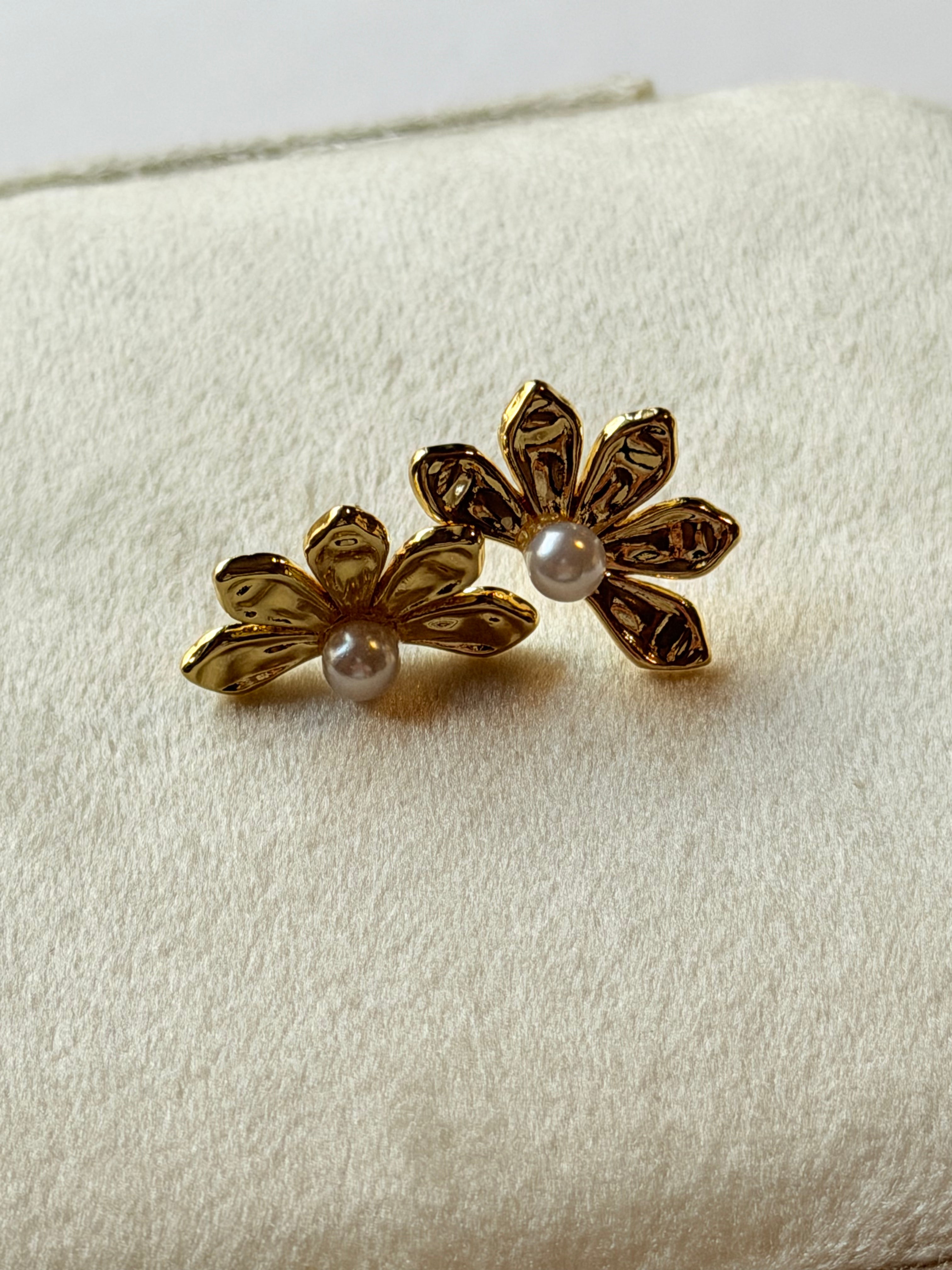 Broquel media flor con perla