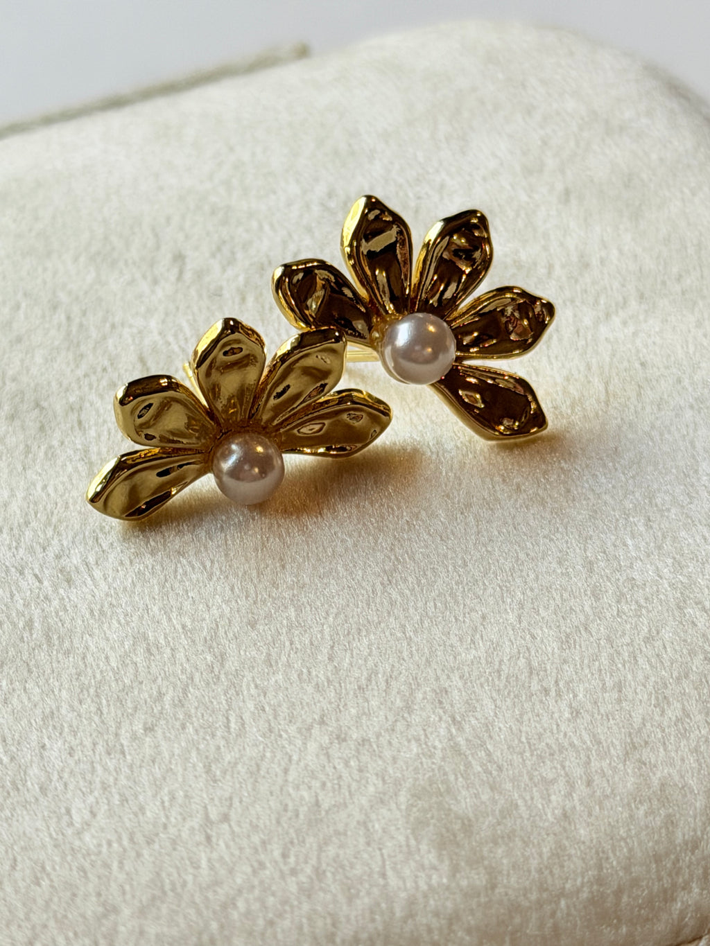 Broquel media flor con perla